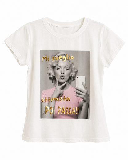 T-SHIRT SLIM  “mi sveglio ottimista poi passa”